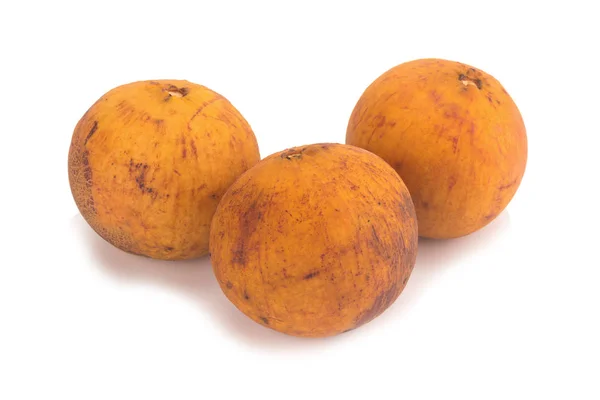 Santol frutas isoladas sobre fundo branco — Fotografia de Stock