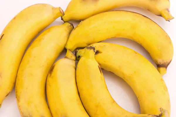 Bananen geïsoleerd op witte achtergrond — Stockfoto