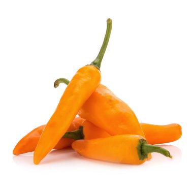 Beyaz arkaplanda izole edilmiş sarı kırmızı biber