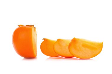 Beyaz arkaplanda yalıtılmış hurma meyvesi