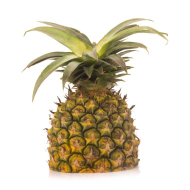 Beyaz arka plan ananas izole