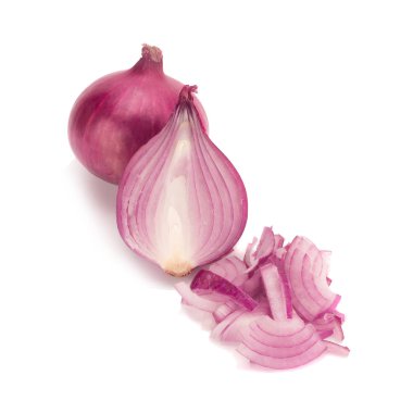 Beyaz zemin üzerinde kırmızı dilimlenmiş soğan izole
