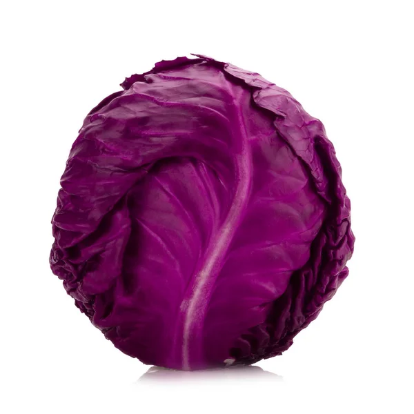 Фіолетова капуста ізольована на білому — стокове фото