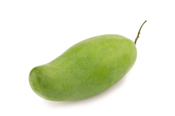 Grüne Mango isoliert auf weißem Hintergrund — Stockfoto