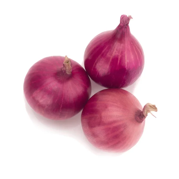 Cebolla roja en rodajas aislada sobre fondo blanco —  Fotos de Stock