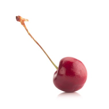 Beyaz arkaplanda kiraz izole