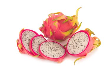 Ejder Meyvesi beyaz arkaplanda izole