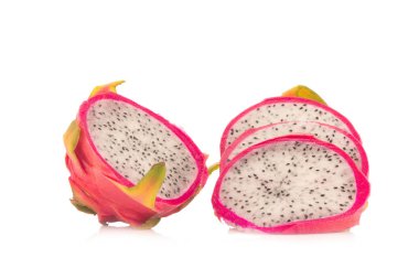 Ejder Meyvesi beyaz arkaplanda izole