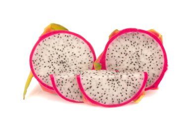 Ejder Meyvesi beyaz arkaplanda izole