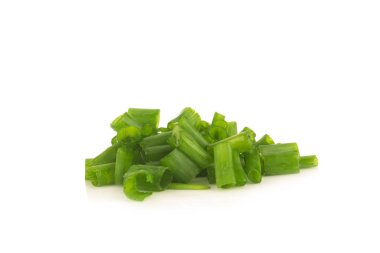 Doğranmış yeşil soğanlar beyaz arkaplanda izole edilmiş.