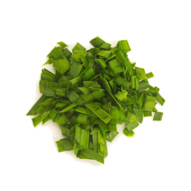 Beyaz arka plan üzerinde izole (doğranmış) Asya Frenk soğanı (pırasa)