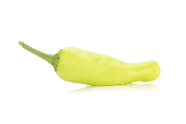 Grön chili paprika isolerad på vit bakgrund — Stockfoto