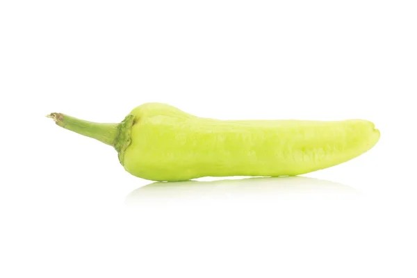 在白色背景下分离的绿色辣椒 — 图库照片