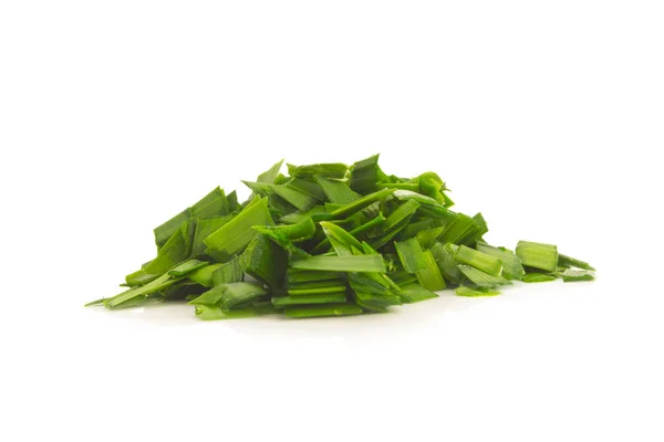 Chives Asia (leek) (cincang) terisolasi pada latar belakang putih — Stok Foto