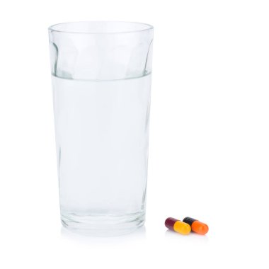 Beyaz arka plan üzerinde izole sigara kül tablası