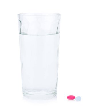 Beyaz arka plan üzerinde izole sigara kül tablası