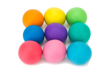 hamuru kil renkli top gökkuşağı üzerinde beyaz arka plan closeu