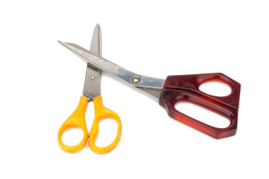 turuncu ve kırmızı makas. kirli. Beyaz arka plan üzerinde izole