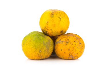 Turuncu. çürümüş. kirli. 3. Beyaz arka plan üzerinde izole