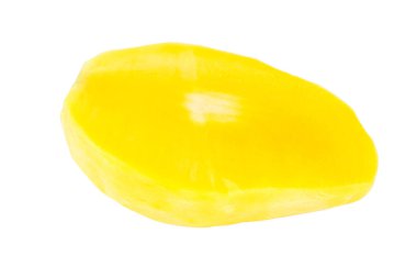 Yeşil mango. Meyve hamuru. Sarı. Beyaz arka plan üzerinde izole