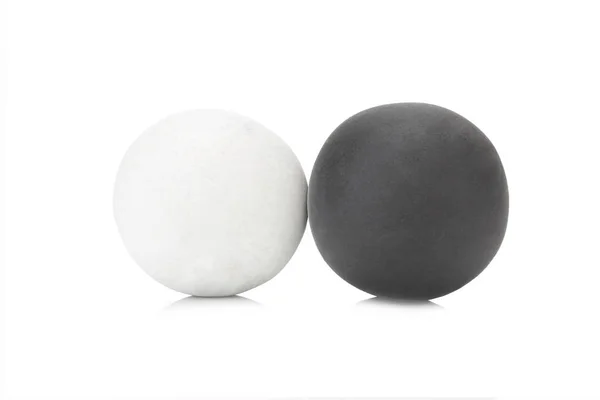 Plasticina argila única bola preto e branco no fundo branco — Fotografia de Stock