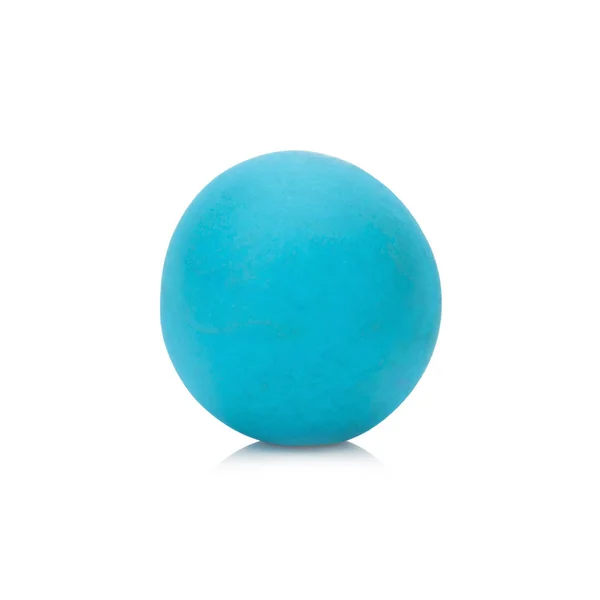 Tanah liat plastisin Bola biru langit tunggal pada latar belakang putih closeup — Stok Foto
