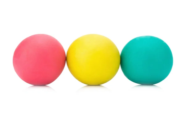 Plasticina argila três vermelho amarelo bola verde no fundo branco — Fotografia de Stock