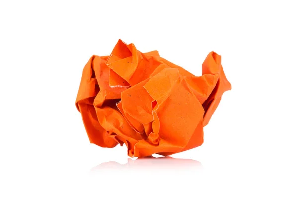 Oranžový barevný papír míč izolovaných na bílém pozadí — Stock fotografie