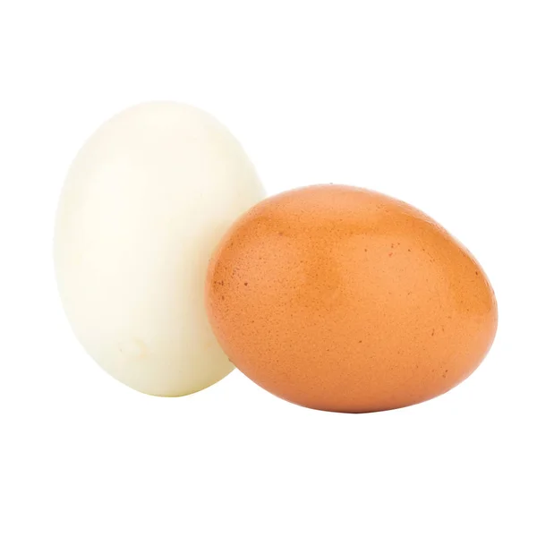 Белое яйцо. коричневое яйцо изолированные на белом фоне — стоковое фото