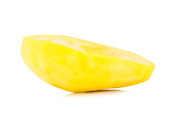Mango verde. Pulpa de fruta. Amarillo. aislado sobre fondo blanco —  Fotos de Stock