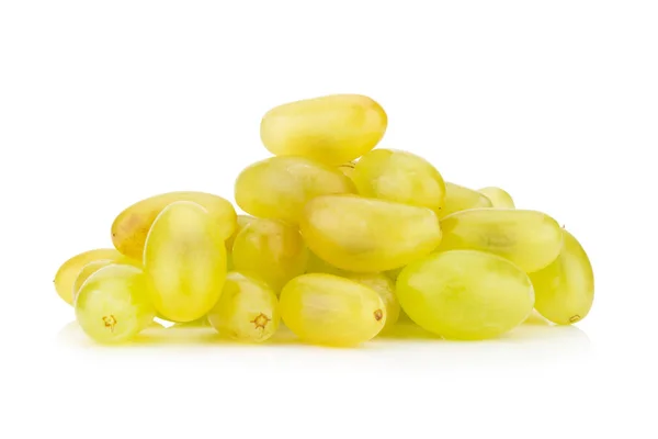 Uvas verdes aisladas sobre fondo blanco — Foto de Stock