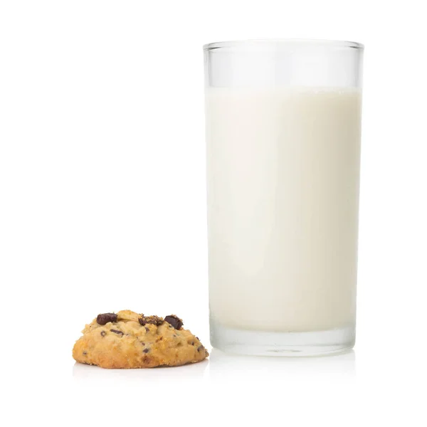 Leche y galletas aisladas sobre fondo blanco —  Fotos de Stock