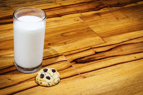 Melk og kjeks på trebunn. gulvbord – stockfoto