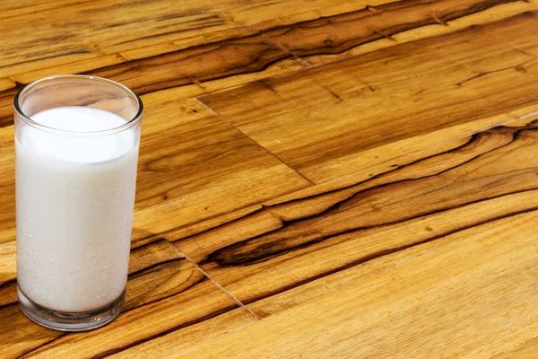 Mléko na stole izolovaných na bílém pozadí — Stock fotografie