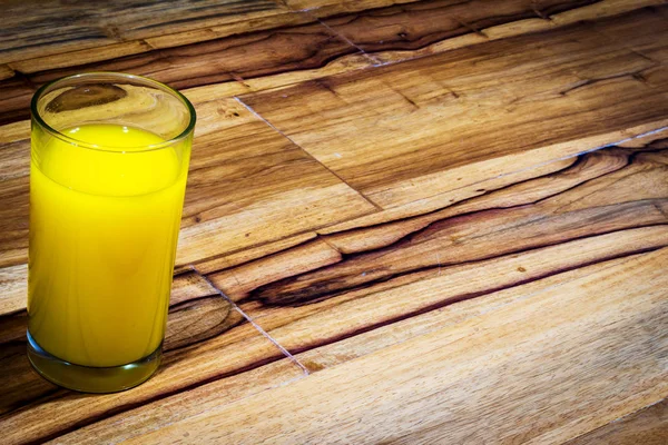 लाकडी टेबलवर नारिंगी रसचे ग्लास — स्टॉक फोटो, इमेज