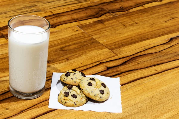 Latte e biscotto su fondo di legno. tavolo da pavimento — Foto Stock