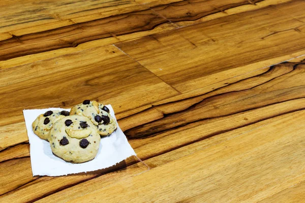 Cookie auf einem Tisch isoliert auf weißem Hintergrund — Stockfoto