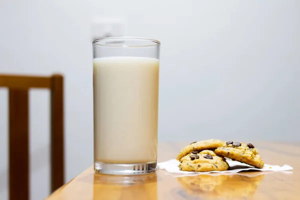 นมและคุ้กกี้บนพื้นหลังไม้ โต๊ะชั้น — ภาพถ่ายสต็อก