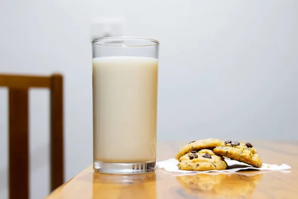 Leche y galletas sobre un fondo de madera. mesa de piso —  Fotos de Stock