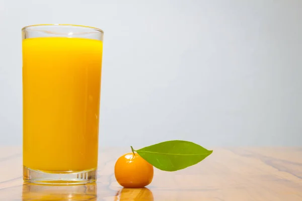 橙汁和可删除的仿制水果在桌子木。洗手间 — 图库照片