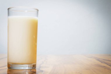 süt beyaz zemin üzerine izole