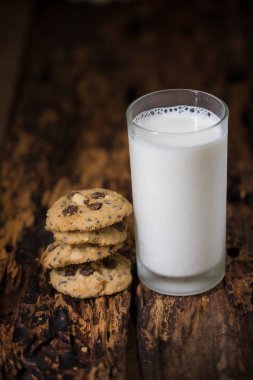 Ahşap masa arka plan üzerinde süt ile ev yapımı kurabiye