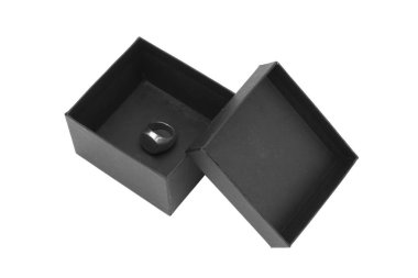 Beyaz arka plan üzerinde izole siyah hediye kutusunda gümüş yüzük