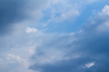 Mavi gökyüzü ve bulutlar. Yağmurdan önce