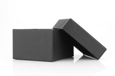 Beyaz arkaplanda siyah hediye kutusu izole