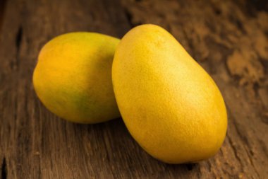 Mango koyu ahşap arka plan üzerinde