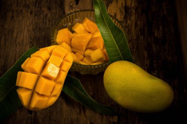 Mango koyu ahşap arka plan üzerinde