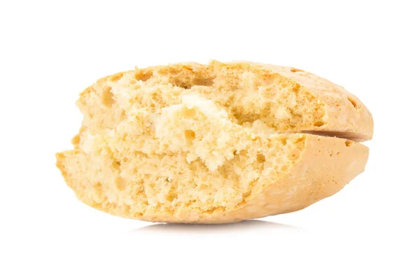 Torta di biscotti al gusto di cocco con ripieno di panna isolato su bianco — Foto Stock