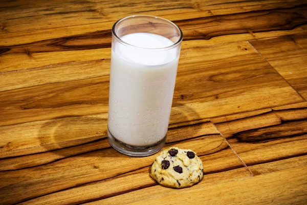 Latte e biscotto su fondo di legno. tavolo da pavimento — Foto Stock