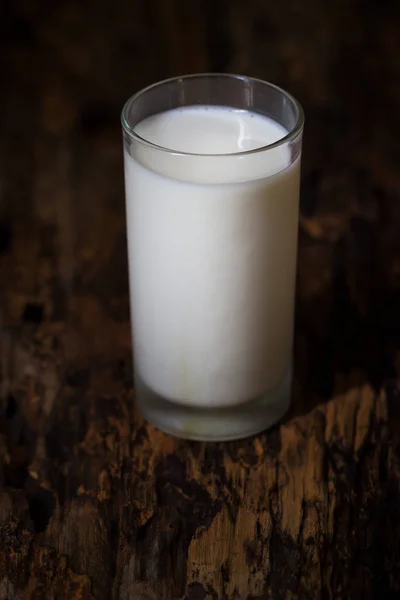Glass of milk on wooden table. selective focus — Stock Photo, Image